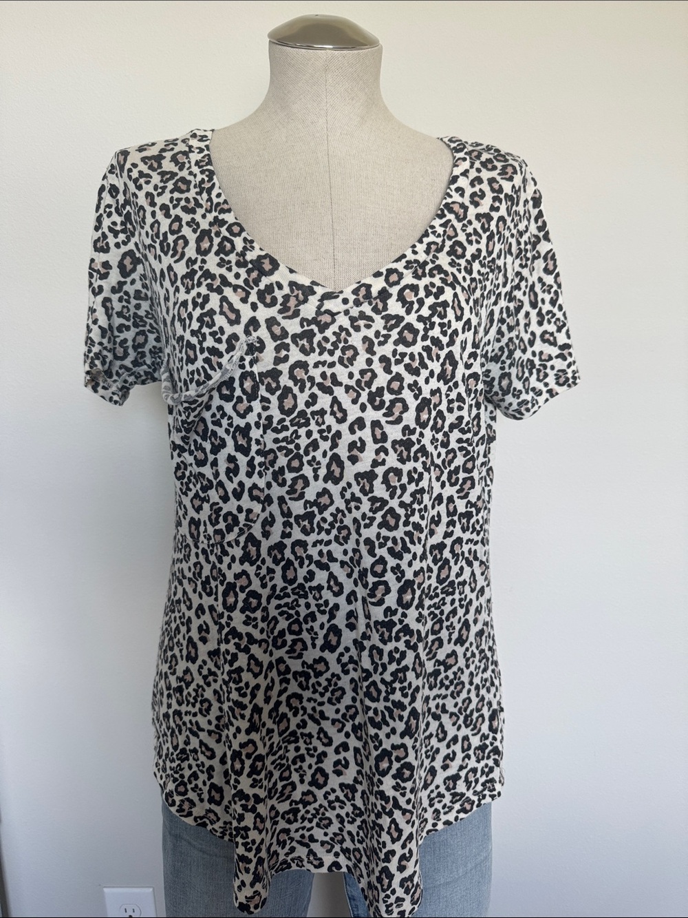 White Crow Black and White Leopard V-Neck Short Sleeve Top